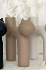 Mom Kedi Vazo Bej